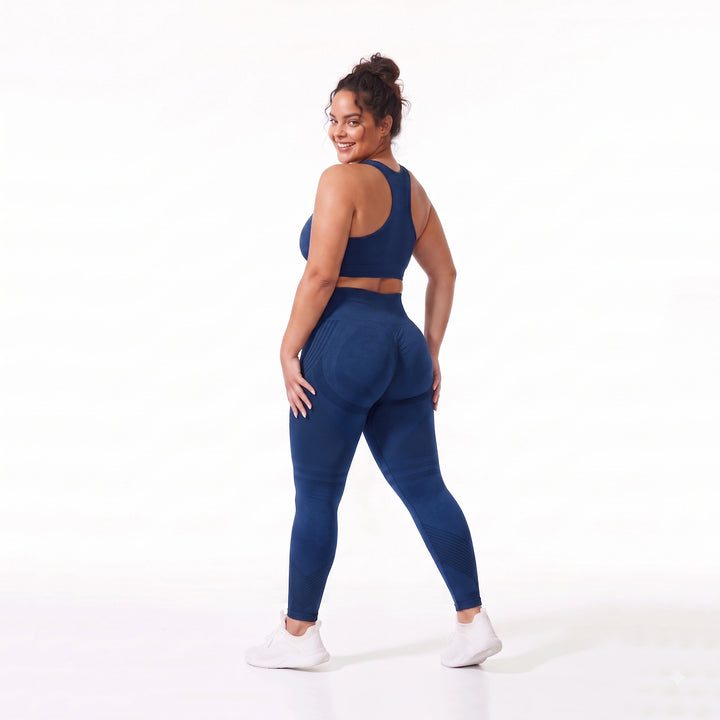 Mujer luciendo leggings anticelulíticos azul zafiro, destacando la compresión 3D y el efecto de firmeza natural en los glúteos y piernas.