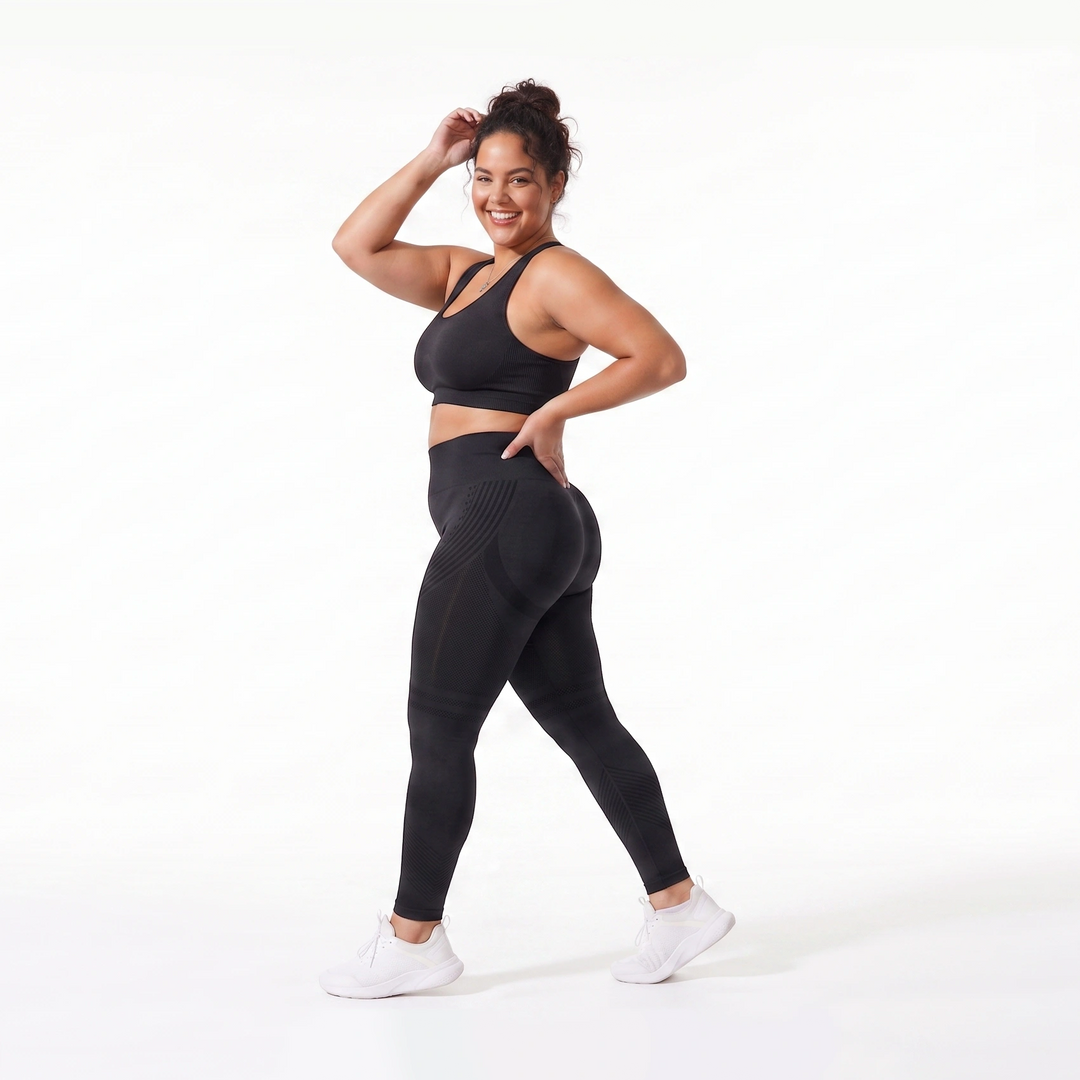 Leggings negros de talle ultra alto en mujer con curvas, mostrando un efecto vientre plano instantáneo y control total del abdomen sin apretar.