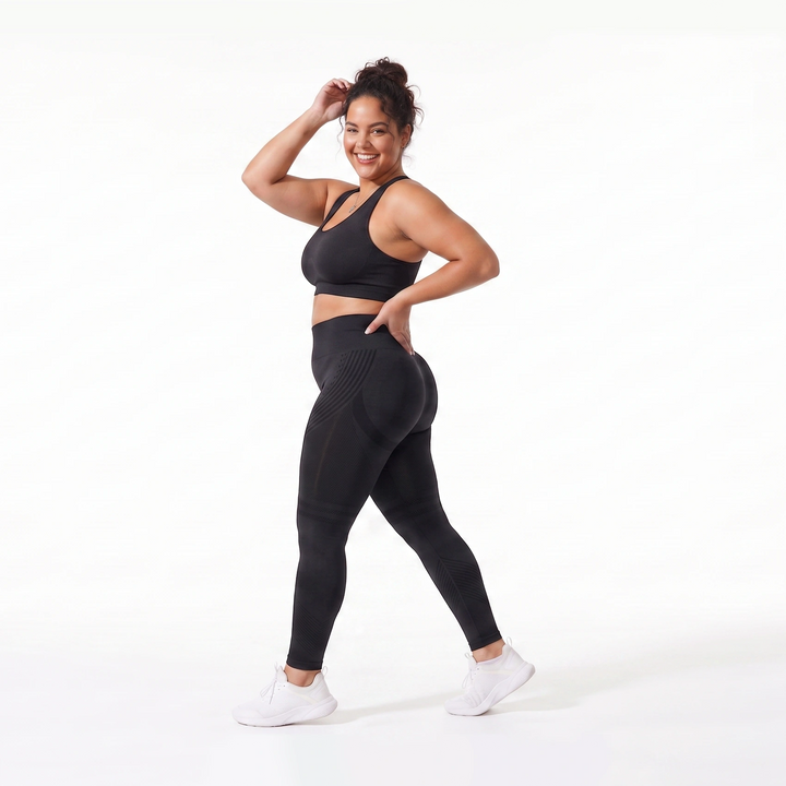 Leggings negros de talle ultra alto en mujer con curvas, mostrando un efecto vientre plano instantáneo y control total del abdomen sin apretar.