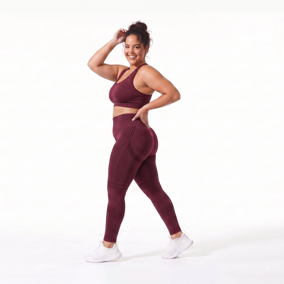 Leggings color burdeos de talle ultra alto en mujer con curvas, mostrando un efecto vientre plano instantáneo y máxima sujeción.