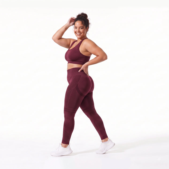 Leggings color burdeos de talle ultra alto en mujer con curvas, mostrando un efecto vientre plano instantáneo y máxima sujeción.